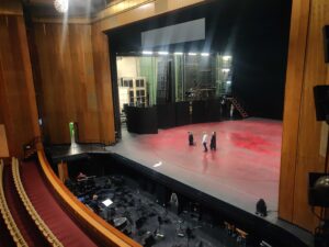 Blick aus der Walter-Ulbricht-Loge auf den Saal und die Bühne der Oper Leipzig. Foto: Gina Apitz