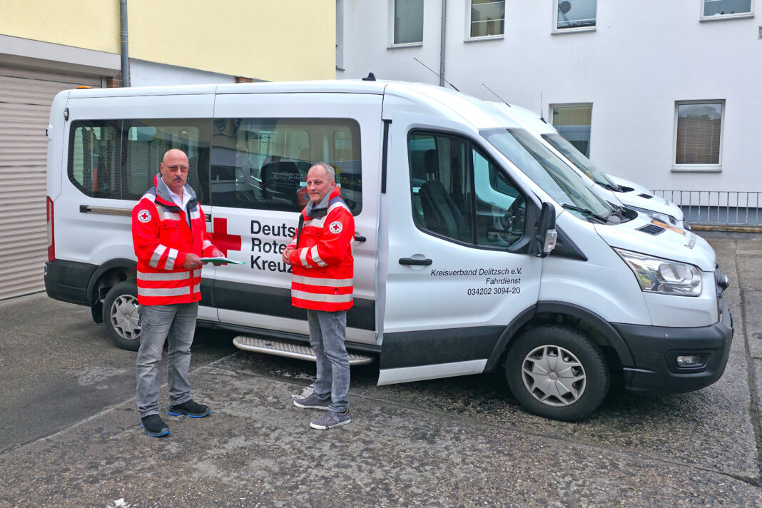 2026_05_06_drk-delitzsch-fahrdienst-in-not_byMikeTeutschbein_3960x2640 Fahrdienstdisponent Jens von Thun steht im regelmäßigen Infor- mationsaustausch mit DRK Vorstand Jan Schweiger (re.). Foto: Mike Teutschbein