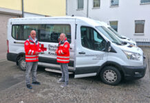 Fahrdienstdisponent Jens von Thun steht im regelm&auml;&szlig;igen Infor- mationsaustausch mit DRK Vorstand Jan Schweiger (re.). Foto: Mike Teutschbein