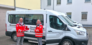 Fahrdienstdisponent Jens von Thun steht im regelm&auml;&szlig;igen Infor- mationsaustausch mit DRK Vorstand Jan Schweiger (re.). Foto: Mike Teutschbein
