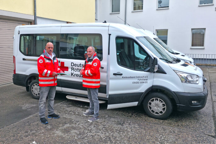 2026_05_06_drk-delitzsch-fahrdienst-in-not_byMikeTeutschbein_3960x2640 Fahrdienstdisponent Jens von Thun steht im regelmäßigen Infor- mationsaustausch mit DRK Vorstand Jan Schweiger (re.). Foto: Mike Teutschbein