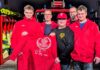 Altenburger Feuerwehr erwandert 1100 Euro fürs Elisabeth-Hospiz Vor dem Gerätehaus Kosma: Thomas Kratzsch (Maschinist/hinten links), Matthias Riedel (Wehrleiter/hinten rechts), Florian Riedel (vorn links), Daniel Böhmer (vorn mitte), Winus Pfeiffer (vorn rechts). Foto: Matthias Riede