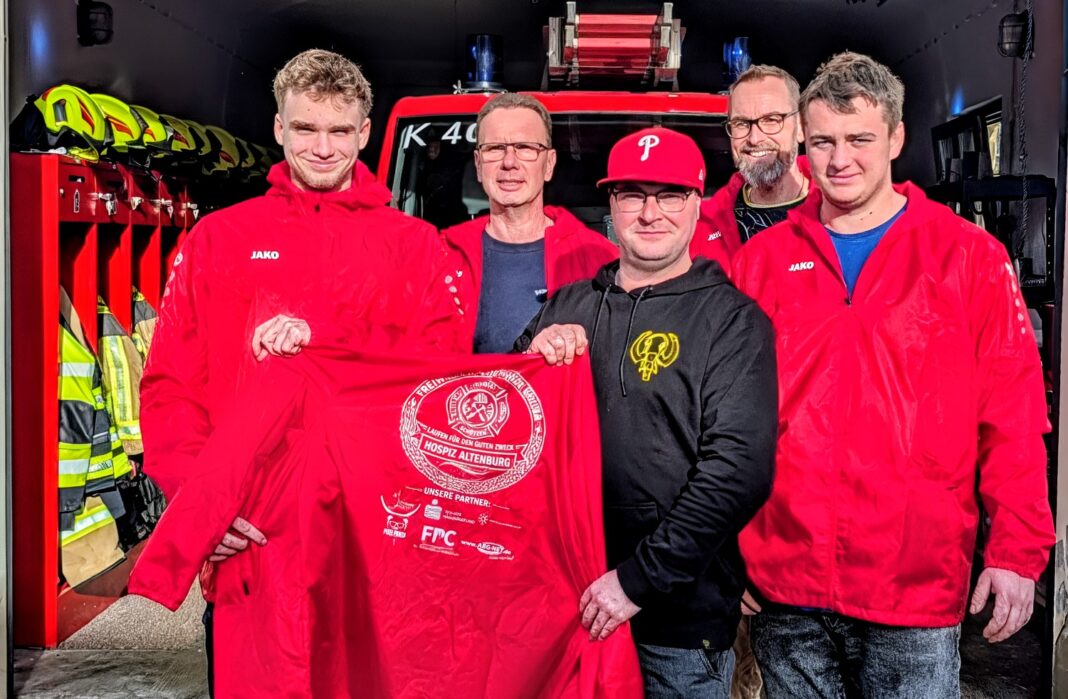 84197 Vor dem Gerätehaus Kosma: Thomas Kratzsch (Maschinist/hinten links), Matthias Riedel (Wehrleiter/hinten rechts), Florian Riedel (vorn links), Daniel Böhmer (vorn mitte), Winus Pfeiffer (vorn rechts). Foto: Matthias Riede