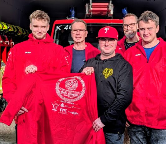 Vor dem Ger&auml;tehaus Kosma: Thomas Kratzsch (Maschinist/hinten links), Matthias Riedel (Wehrleiter/hinten rechts), Florian Riedel (vorn links), Daniel B&ouml;hmer (vorn mitte), Winus Pfeiffer (vorn rechts). Foto: Matthias Riede
