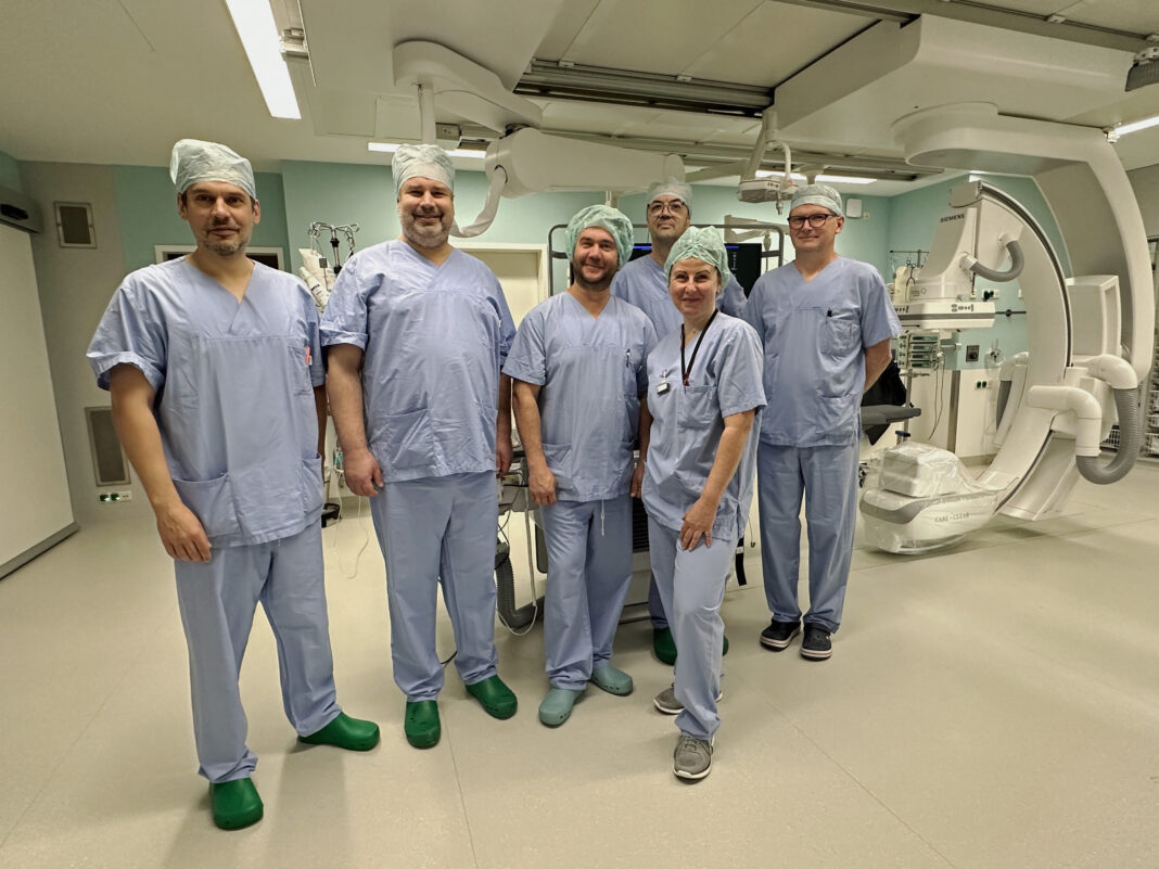 Die Herzkatheteruntersuchung wird von einem erfahrenen Team aus Kardiologen, Pflegekräften und medizinisch-technischen Angestellten durchgeführt. Kardiologen, Pflegekräfte und medizinisch-technische Angestellte