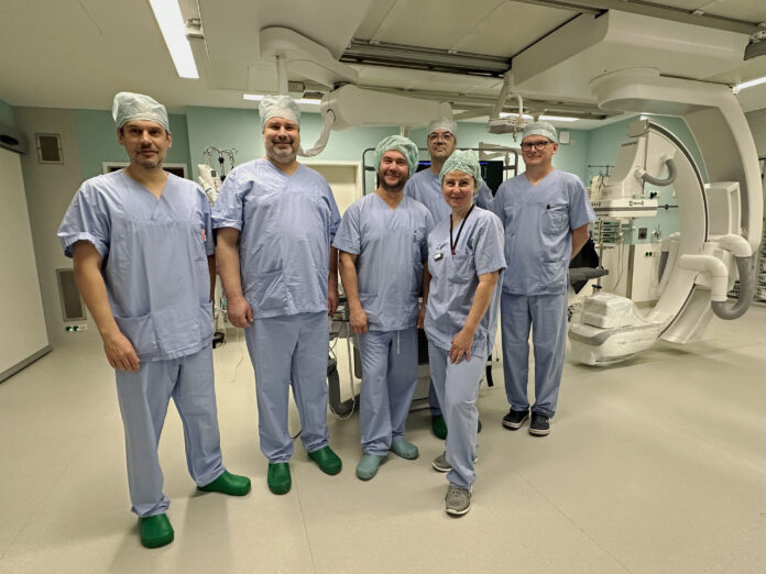 Die Herzkatheteruntersuchung wird von einem erfahrenen Team aus Kardiologen, Pflegekräften und medizinisch-technischen Angestellten durchgeführt. Kardiologen, Pflegekräfte und medizinisch-technische Angestellte