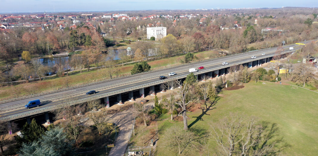 Blick aus der Luft auf die Agra-Br&uuml;cke