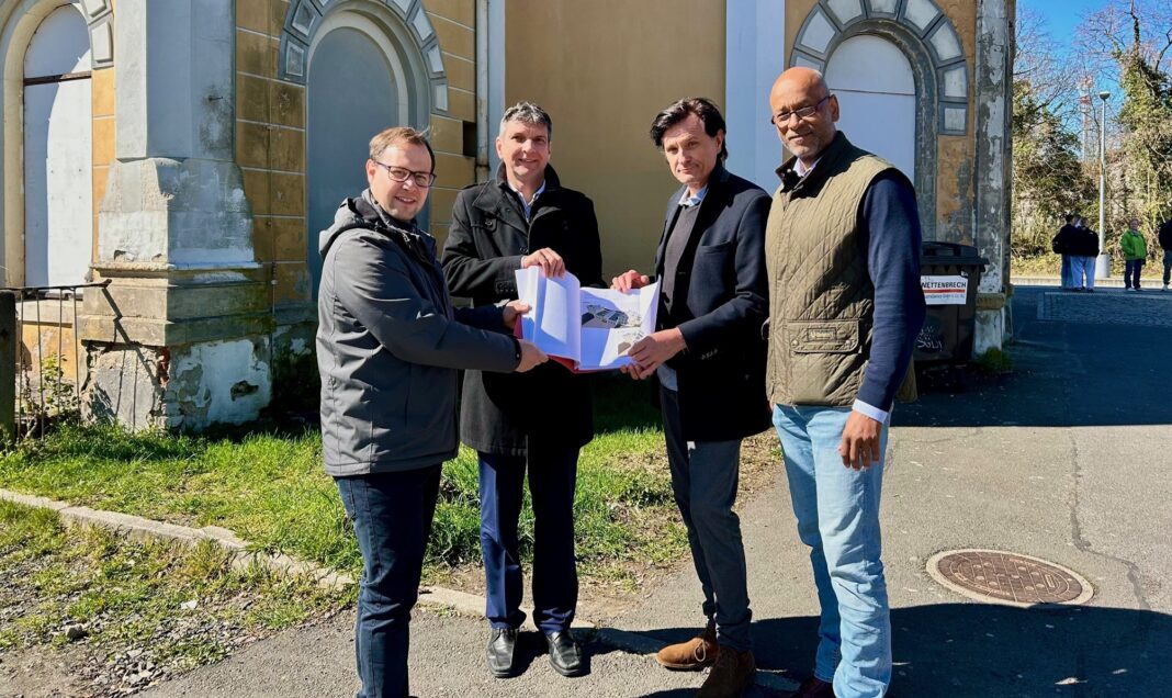 Grimmas Oberb&uuml;rgermeister Tino Kie&szlig;ig, Landrat des Landkreises Leipzig Henry Graichen, Architekt Marco Stelzel, Bauherr Samuri Reum.