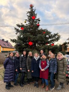 Der L&ouml;bnitzer Adventsmarkt ist seit mehr als 20 Jahren eine feste Gr&ouml;&szlig;e im Ort und zieht Besuche aus nah und fern an. Doch ohne das flei&szlig;ige Orga-Team k&ouml;nnte solch eine Veranstaltung nicht bestehen. Foto: Dorfverein L&ouml;bnitz