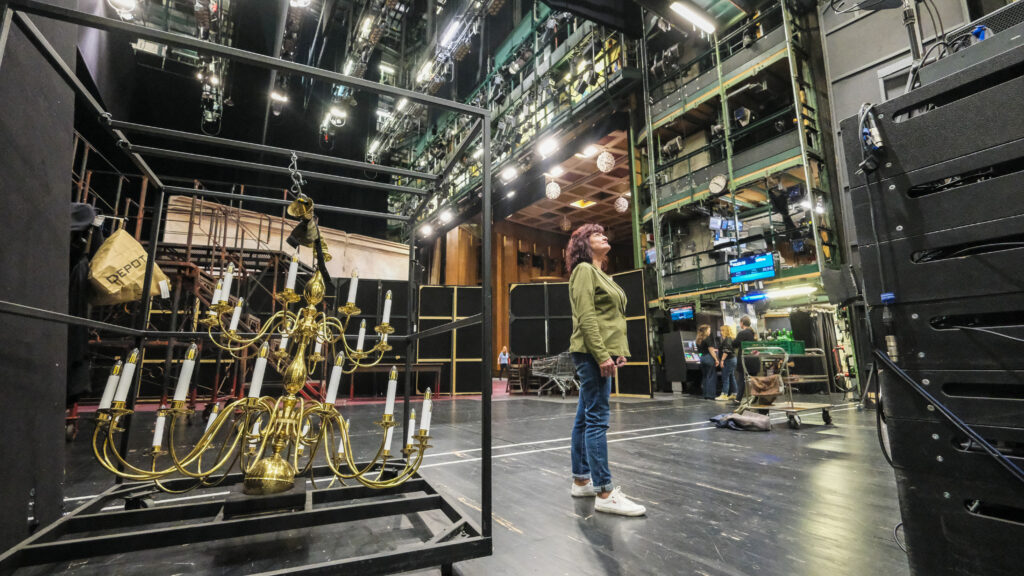 Blick hinter die Bühne: Vorn wird gerade eine Szene aus Carmen geprobt. Foto: Wolfgang Sens