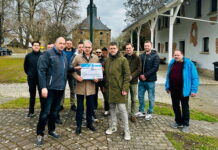 Scheck&uuml;bergabe: Ortsteilb&uuml;rgermeister Bj&ouml;rn Steinicke, Th&uuml;ringens Innenminister Georg Maier, Schm&ouml;llns B&uuml;rgermeister Sven Schrade. Kollegen aus Stadtverwaltung, Stadtrat und Ortsteilrat. Foto: PM