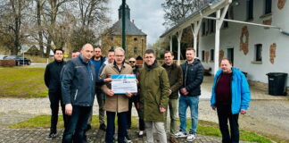 Scheck&uuml;bergabe: Ortsteilb&uuml;rgermeister Bj&ouml;rn Steinicke, Th&uuml;ringens Innenminister Georg Maier, Schm&ouml;llns B&uuml;rgermeister Sven Schrade. Kollegen aus Stadtverwaltung, Stadtrat und Ortsteilrat. Foto: PM