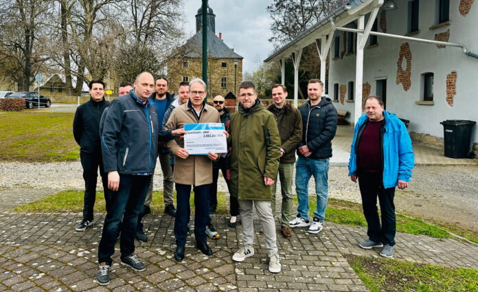 Scheck&uuml;bergabe: Ortsteilb&uuml;rgermeister Bj&ouml;rn Steinicke, Th&uuml;ringens Innenminister Georg Maier, Schm&ouml;llns B&uuml;rgermeister Sven Schrade. Kollegen aus Stadtverwaltung, Stadtrat und Ortsteilrat. Foto: PM