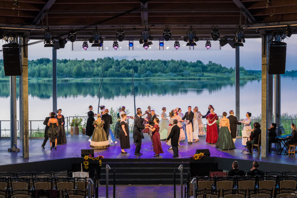 Zeitreise im Takt der Musik: Der Historische Tanzball bringt Glamour vergangener Epochen auf die Seeb&uuml;hne am Schladitzer See. Foto: Maximilian Zwiener 
