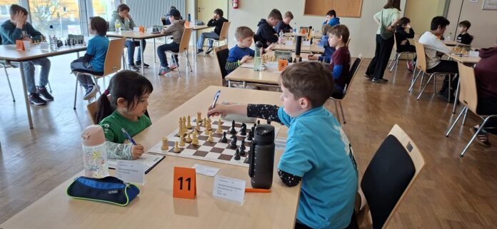 Foto_2-_U14_spielt_im_Konferenzraum