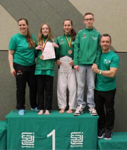 Trainerin Lydia Kuhnert, Bronzemedaillengewinnerinnen Leonie Wenzel und Lisa Schlottag sowie Vincent Kade (Platz 5) und Trainer Stefan Ebelt.