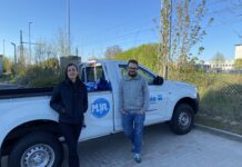 Alena Uhlig (23) und Christian Zomack (40) bilden das Team der Mobilen Jugendarbeit in Rackwitz und Krostitz &ndash; zwei Mal w&ouml;chentlich sind sie mit ihrem Dienstwagen auf Streetwork-Tour. Foto: Nannette Hoffmann