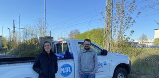 Alena Uhlig (23) und Christian Zomack (40) bilden das Team der Mobilen Jugendarbeit in Rackwitz und Krostitz &ndash; zwei Mal w&ouml;chentlich sind sie mit ihrem Dienstwagen auf Streetwork-Tour. Foto: Nannette Hoffmann