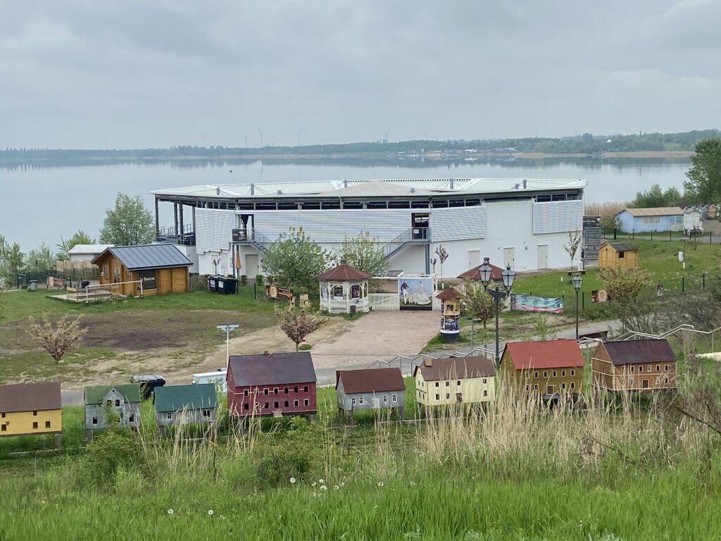 Deutschlands gr&ouml;&szlig;te &uuml;berdachte Seeb&uuml;hne am Biedermeierstrand: Hier starten die Biedermeierfestspiele in die neue Saison. Foto: Nannette Hoffmann 