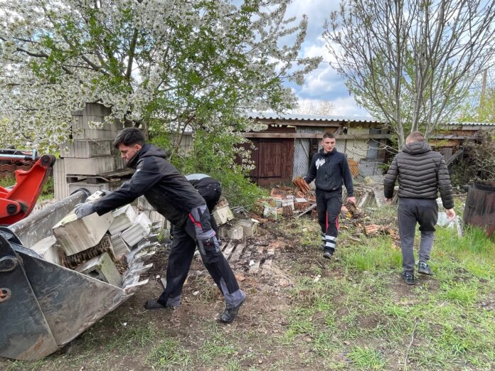 IMG_3728 Wie aus einem verwilderten Platz ein Treffpunkt für Jugendliche wird: Jung und Alt griffen zu Handschuhen, Schaufeln, Spaten und füllten Container. Am Ende entstand ein Unterstand mit Sitzgelegenheit, einen Fußballplatz und eine Tischtennisplatte. Foto: Dorfverein Löbnitz