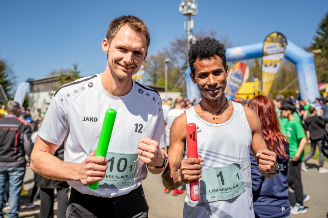 Marathonl&auml;ufer Eyob Solomon Behre aus Freiberg und Olympiateilnehmer Marvin Schlegel (links). Foto: PM