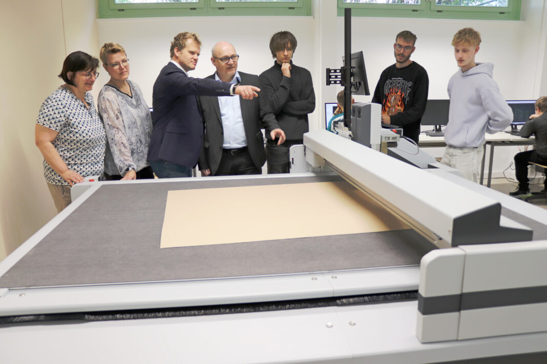 Am neuen Schneidplotter: Annett Franke, Tilly Tschischgale, Christopher Wegner, Christian Schrödter sowie die Berufsschüler Tom Fischer, Devin Hartmann und Leon Clasen