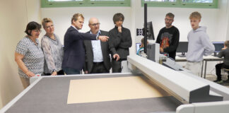 Piererschule: Angehende Packmitteltechnologen lernen an neuem Schneidplotter
