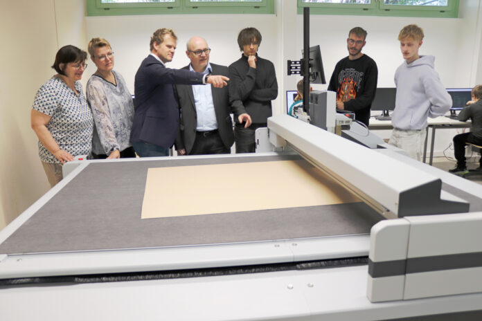 Am neuen Schneidplotter: Annett Franke, Tilly Tschischgale, Christopher Wegner, Christian Schrödter sowie die Berufsschüler Tom Fischer, Devin Hartmann und Leon Clasen