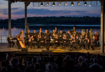 Die S&auml;chsische Bl&auml;serphilharmonie spielt auf der Seeb&uuml;hne am Biedermeierstrand &ndash; mit Sonnenuntergangskulisse. Foto: Maximilian Zwiener