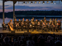 Die S&auml;chsische Bl&auml;serphilharmonie spielt auf der Seeb&uuml;hne am Biedermeierstrand &ndash; mit Sonnenuntergangskulisse. Foto: Maximilian Zwiener