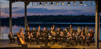 Die S&auml;chsische Bl&auml;serphilharmonie spielt auf der Seeb&uuml;hne am Biedermeierstrand &ndash; mit Sonnenuntergangskulisse. Foto: Maximilian Zwiener