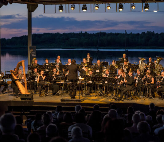 Die S&auml;chsische Bl&auml;serphilharmonie spielt auf der Seeb&uuml;hne am Biedermeierstrand &ndash; mit Sonnenuntergangskulisse. Foto: Maximilian Zwiener