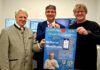 Neue App „Katretter“ startet im Landkreis Leipzig Landrat Henry Graichen (m.), der 1. Beigeordnete Gerald Lehne (l.) und Dr. med. Robert Stöhr, Ärztlicher Leiter Rettungsdienst im Landkreis Leipzig, stellen die neue Ersthelfer-App „Katretter“ vor. Foto: Landkreis Leipzig / B. Reg'n