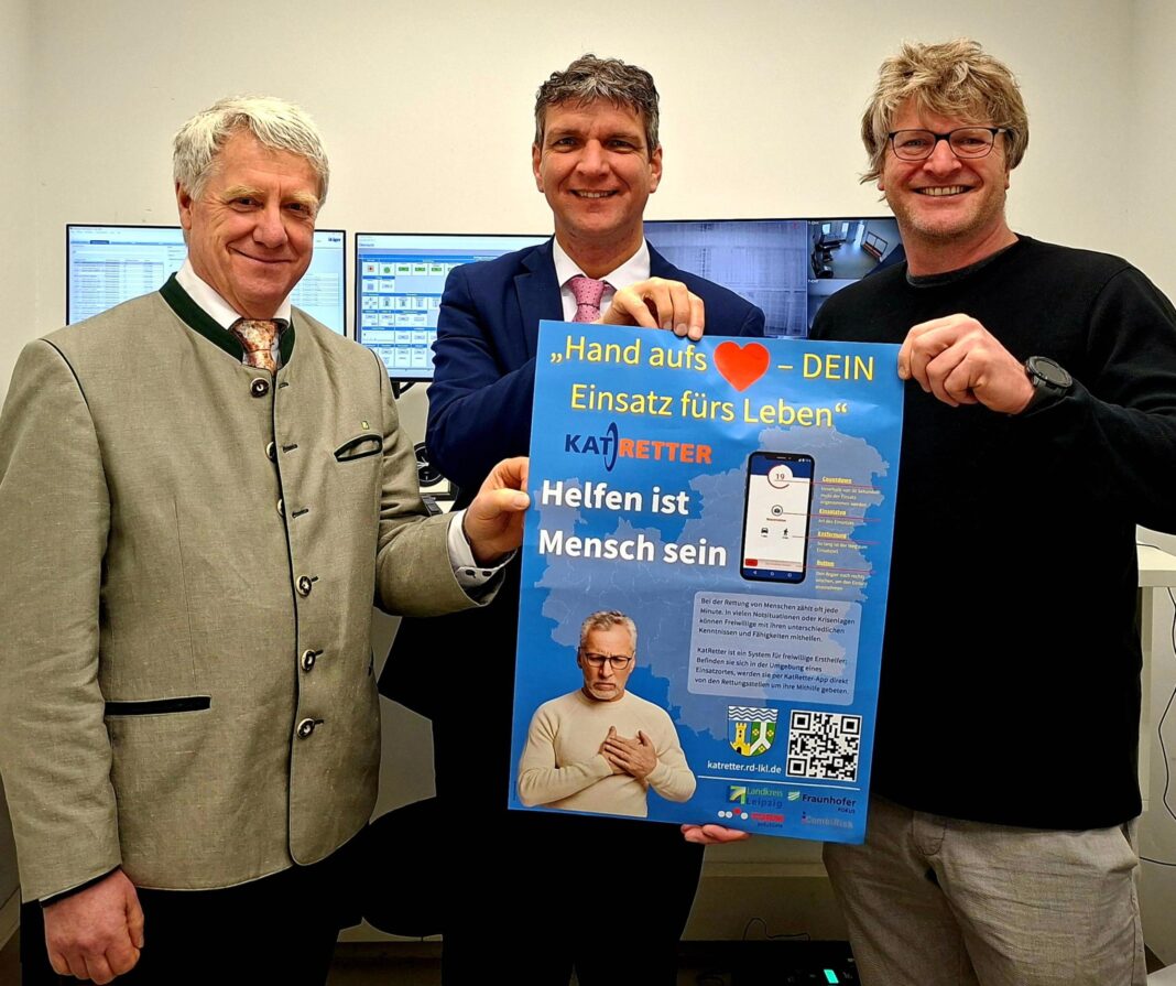 Start-Kattretter-Landkreis-Leipzig-69eb287ee77ea Landrat Henry Graichen (m.), der 1. Beigeordnete Gerald Lehne (l.) und Dr. med. Robert Stöhr, Ärztlicher Leiter Rettungsdienst im Landkreis Leipzig, stellen die neue Ersthelfer-App „Katretter“ vor. Foto: Landkreis Leipzig / B. Reg'n