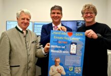 Landrat Henry Graichen (m.), der 1. Beigeordnete Gerald Lehne (l.) und Dr. med. Robert St&ouml;hr, &Auml;rztlicher Leiter Rettungsdienst im Landkreis Leipzig, stellen die neue Ersthelfer-App &bdquo;Katretter&ldquo; vor. Foto: Landkreis Leipzig / B. Reg'n
