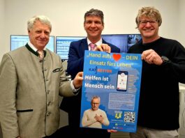 Landrat Henry Graichen (m.), der 1. Beigeordnete Gerald Lehne (l.) und Dr. med. Robert St&ouml;hr, &Auml;rztlicher Leiter Rettungsdienst im Landkreis Leipzig, stellen die neue Ersthelfer-App &bdquo;Katretter&ldquo; vor. Foto: Landkreis Leipzig / B. Reg'n
