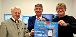 Landrat Henry Graichen (m.), der 1. Beigeordnete Gerald Lehne (l.) und Dr. med. Robert St&ouml;hr, &Auml;rztlicher Leiter Rettungsdienst im Landkreis Leipzig, stellen die neue Ersthelfer-App &bdquo;Katretter&ldquo; vor. Foto: Landkreis Leipzig / B. Reg'n