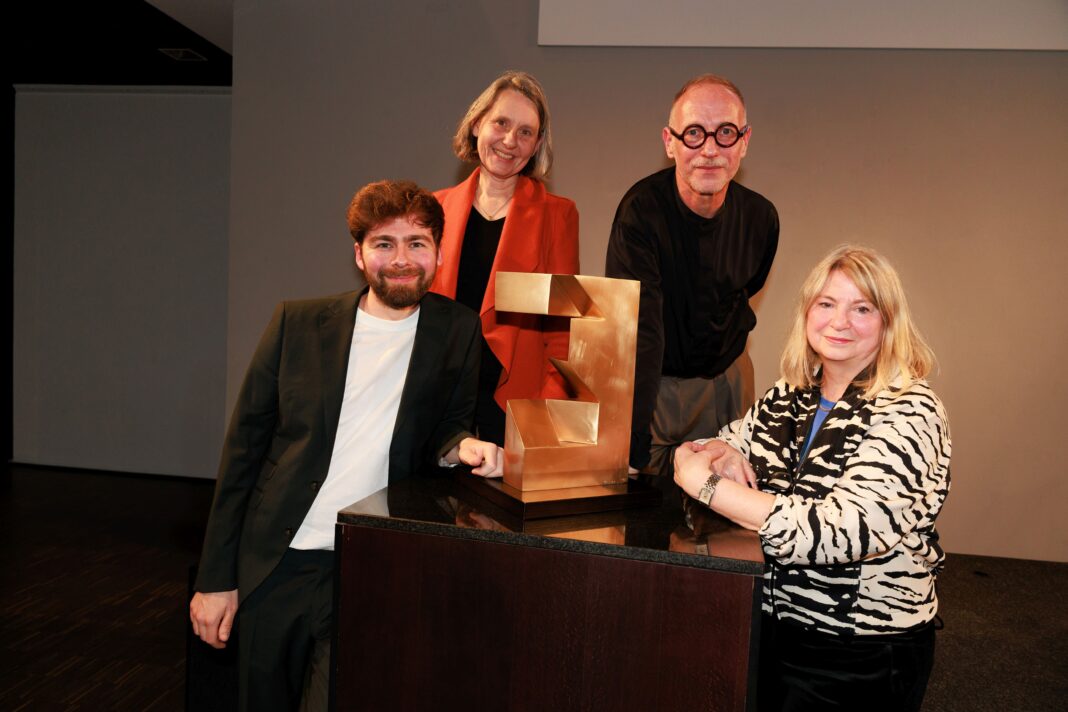 Nicolas Karpf, Dr. Stefanie Seeberg, Dr. Frank Werner und Sabine Epple (v.l.) bei der Preisverleihung Sie dürfen sich über den ART Kuratorenpreis 2025 freuen: Nicolas Karpf, Dr. Stefanie Seeberg, Dr. Frank Werner und Sabine Epple (v.l.) bei der Preisverleihung in Köln. Foto: Heide Prange