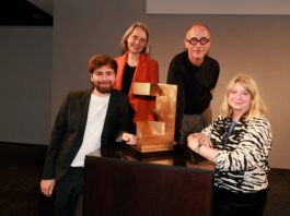 Sie d&uuml;rfen sich &uuml;ber den ART Kuratorenpreis 2025 freuen: Nicolas Karpf, Dr. Stefanie Seeberg, Dr. Frank Werner und Sabine Epple (v.l.) bei der Preisverleihung in K&ouml;ln. Foto: Heide Prange