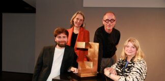 Beste Ausstellung: „Formen der Anpassung“ im Grassi MAK geehrt Sie dürfen sich über den ART Kuratorenpreis 2025 freuen: Nicolas Karpf, Dr. Stefanie Seeberg, Dr. Frank Werner und Sabine Epple (v.l.) bei der Preisverleihung in Köln. Foto: Heide Prange