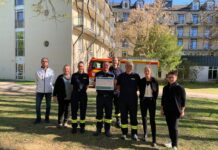 Der Gehparcours ist fertig &ndash; gro&szlig;e Freude bei allen Beteiligten. Foto: PM