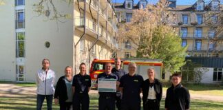 Der Gehparcours ist fertig &ndash; gro&szlig;e Freude bei allen Beteiligten. Foto: PM