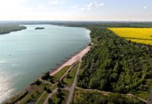 P&uuml;nktlich zur Badesaison fertig: Der Auenhainer Strand wurde seit M&auml;rz saniert - und bietet nun wieder 6500 Quadratmeter Feinsandfl&auml;che. Foto: Olaf Obsommer