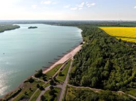 P&uuml;nktlich zur Badesaison fertig: Der Auenhainer Strand wurde seit M&auml;rz saniert - und bietet nun wieder 6500 Quadratmeter Feinsandfl&auml;che. Foto: Olaf Obsommer