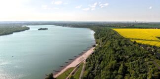 P&uuml;nktlich zur Badesaison fertig: Der Auenhainer Strand wurde seit M&auml;rz saniert - und bietet nun wieder 6500 Quadratmeter Feinsandfl&auml;che. Foto: Olaf Obsommer