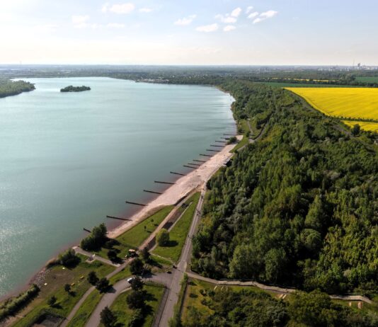 P&uuml;nktlich zur Badesaison fertig: Der Auenhainer Strand wurde seit M&auml;rz saniert - und bietet nun wieder 6500 Quadratmeter Feinsandfl&auml;che. Foto: Olaf Obsommer