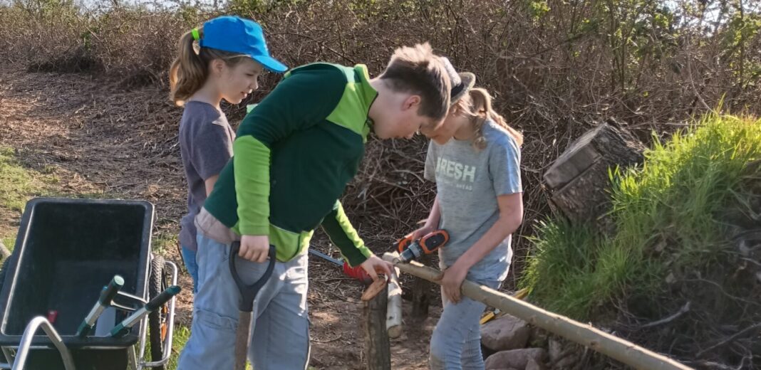 Teamarbeit mit Werkzeug: Für den Zaun wird gesägt, gebohrt und präzise gearbeitet. Foto: privat Teamarbeit mit Werkzeug: Für den Zaun wird gesägt, gebohrt und präzise gearbeitet. Foto: privat