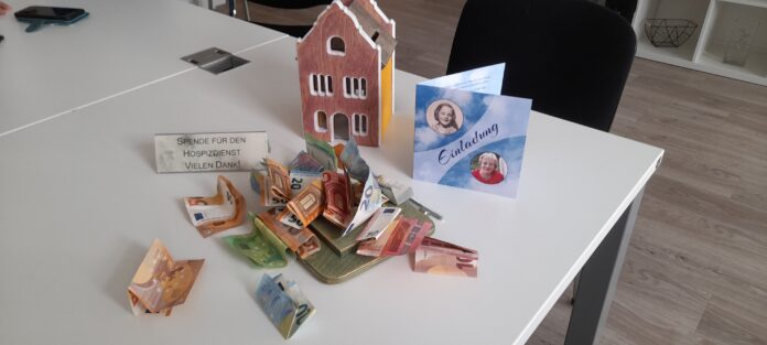 1000107893 Bärbel Pinnow hatte ihre Geburtstagsgäste gebeten, eine Spende für den Hospizdienst zu geben. Am Ende kamen 775 Euro zusammen. Foto: Andreas Bechert
