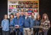 Schauspiel und Theater der Jungen Welt stellen neue Spielpläne vor Gibt den Ausblick auf eine Spielzeit 2026/2027, die unter dem Motto „Wir-Gesänge" steht: Das Team vom Schauspiel Leipzig um Enrico Lübbe (3.v.l.). Foto: Rolf Arnold