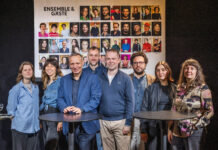 Gibt den Ausblick auf eine Spielzeit 2026/2027, die unter dem Motto &bdquo;Wir-Ges&auml;nge" steht: Das Team vom Schauspiel Leipzig um Enrico L&uuml;bbe (3.v.l.). Foto: Rolf Arnold
